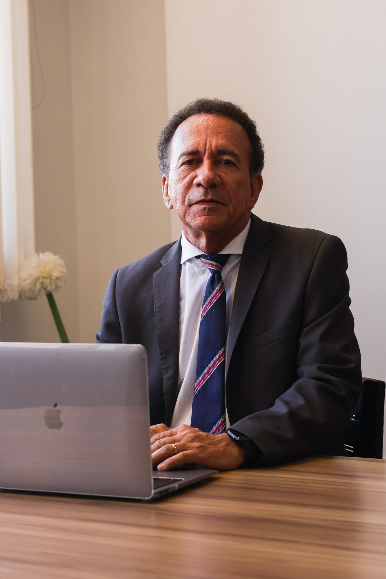 Advogado Carluzan Severo Neto em seu escritório